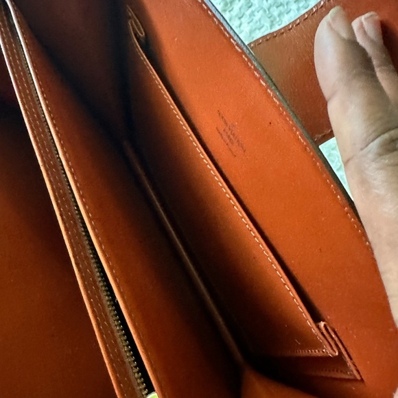 Louis Vuitton Capucines Kenyan Brown Epi Shoulder Bag - Picture 6 of 12